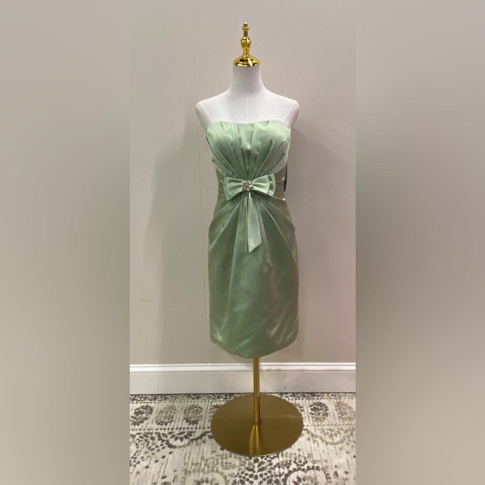 Elegant Green Strapless Dress with Bow